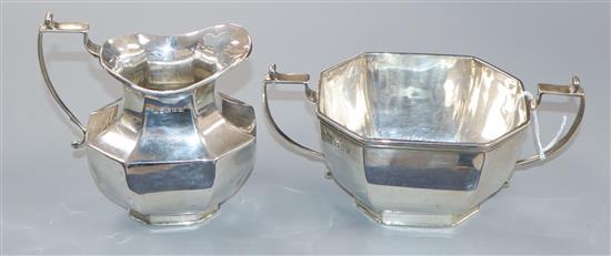 A George V silver cream jug and matching sugar bowl, London, 1923, 10 oz.
